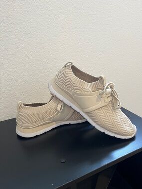 Ugg women knit sneakers 
Size 9 
Used Twice
Color Khaki